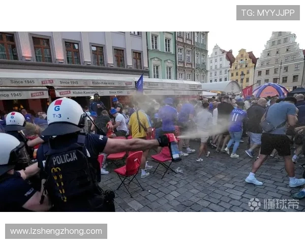 男球迷冲入足球场抱住球星激动不已 安保迅速赶到场内维持秩序